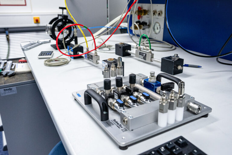 Labortisch mit Messequipment
